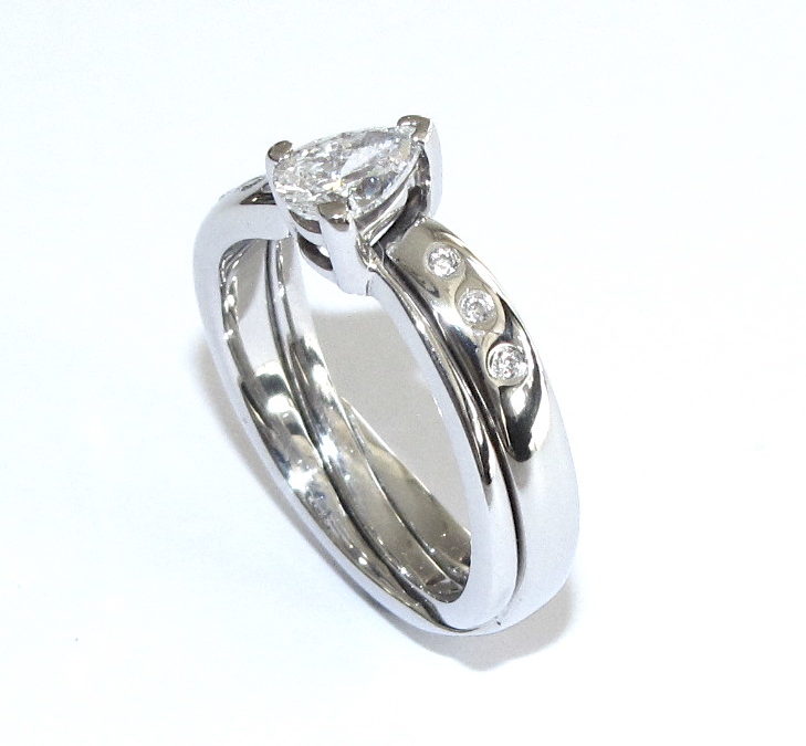 Crossover fitted wedding ring